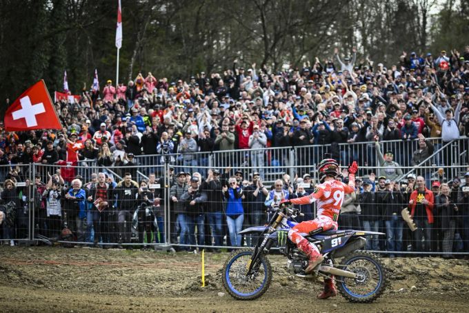 Trotz des enttäuschenden Resultates wird MXGP-Pilot Jeremy Seewer nach dem Heimrennen in Frauenfeld von den Fans gefeiert. jeremy seewer