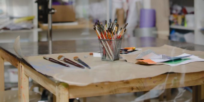 Der verurteilte Lehrer unterrichte den Schüler in Kunst. (Symbolbild) kunstunterricht