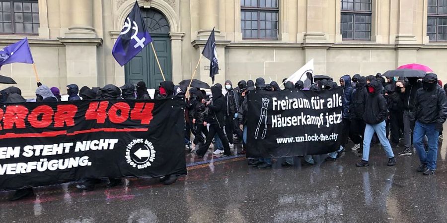 Mehrere hundert Personen versammelten sich zu einer unbewilligten Demonstration in Bern.