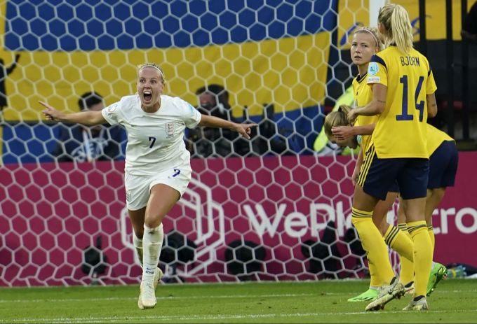 Europameisterin Beth Mead (l.) ist eine von zahlreichen Star-Spielerinnen, die die WM verpassen wird. Beth Mead