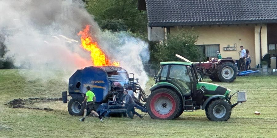 Rundballenpresse in Brand