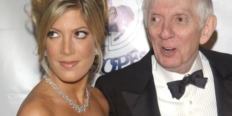 Aaron Spelling mit seiner Tochter Tori Spelling im Jahr 2002.