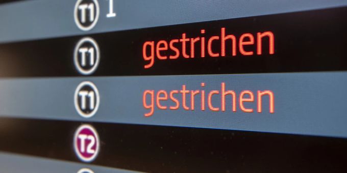 Auf einer Info-Tafel am Flughafen Berlin steht bei zwei Flügen «gestrichen». (Archivbild) Flughafen BER