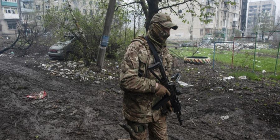 Ein ukrainischer Soldat geht durch ein Gebiet schwerer Kämpfe in Bachmut. Foto: Iryna Rybakova/AP/dpa