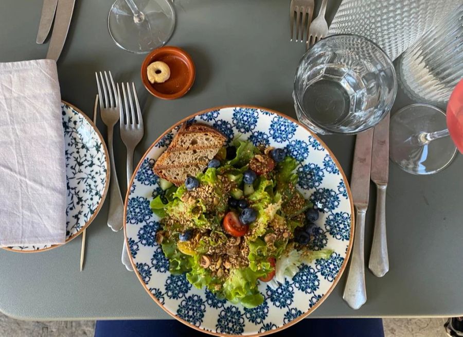 Der Gartensalat mit knusprigen Nüssen und frischem Sauerteigbrot.