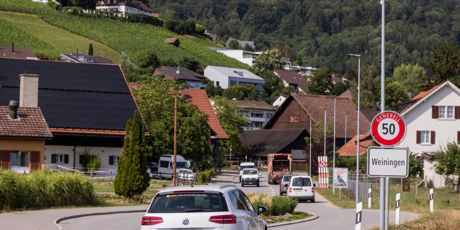 Dietikonerstrasse Richtung der Gemeinde Weiningen.
