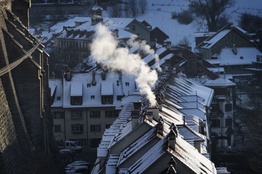 Rauchsäulen über Häusern in Bern: Ab dem 2. August verbraucht der Mensch mehr Ressourcen als die Erde in einem Jahr regenerieren kann.