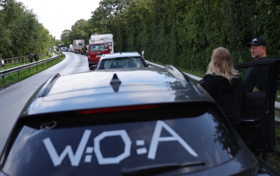 Fahrzeuge von Wacken-Besucherinnen und Besuchern stauen sich auf einer Strasse.