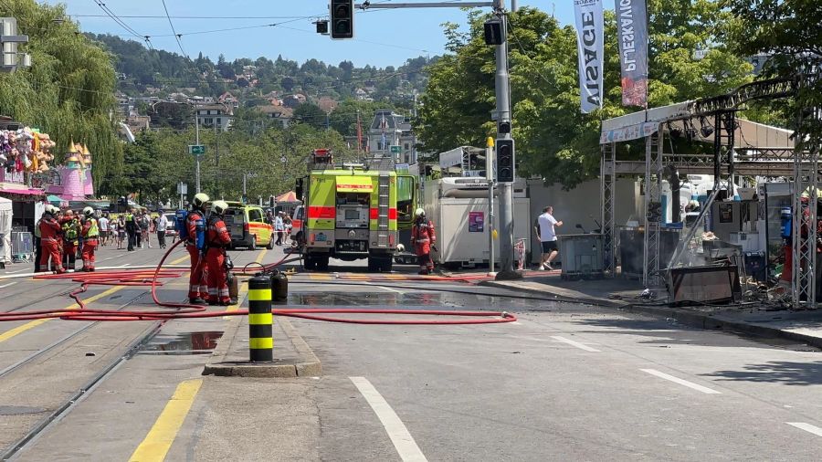 Die Feuerwehr ist im Einsatz.