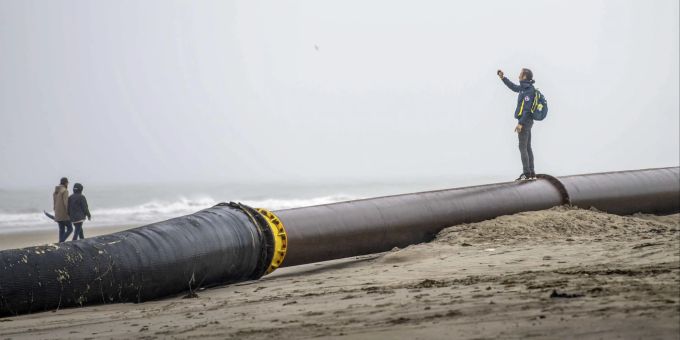 Der Strand in Ameland wird von Schaulustigen besucht. Day after a fire broke out on cargo ship near Ameland