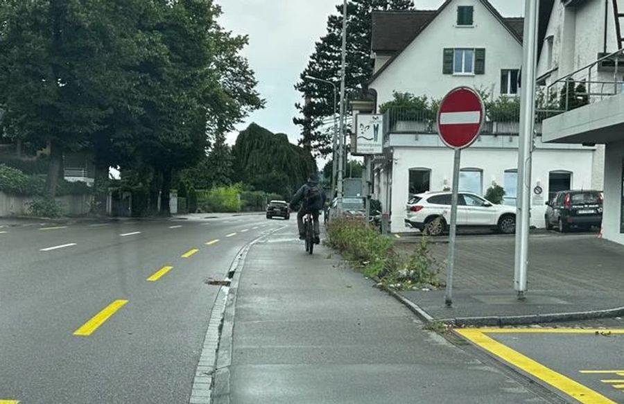 Vor dem Velofahren auf dem Trottoir wird seitens der Behörden gewarnt.