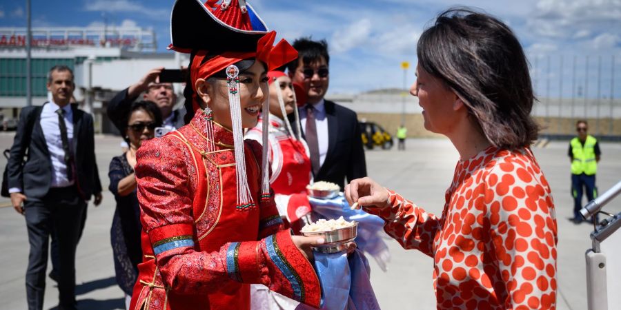 Aussenministerin Annalena Baerbock wird auf dem Chinggis Khaan International Airport begrüsst.