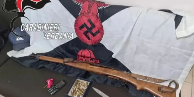 Die italienischen Polizisten fanden im Auto des Schweizer Neonazis nach der Amokfahrt eine Waffe und eine Hakenkreuzflagge. Italien