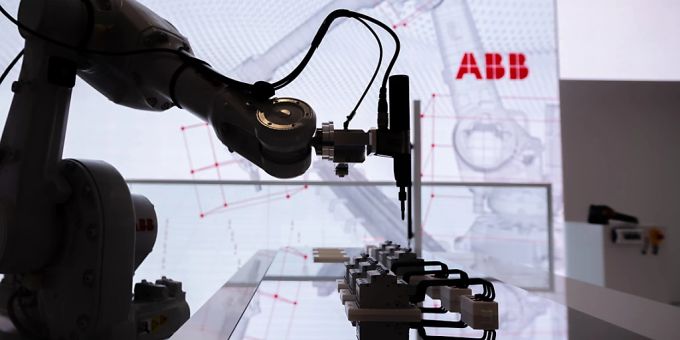 Eine ABB-Maschine bei der Arbeit.(Archivbild) abb china