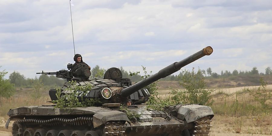 HANDOUT - Belarussische Soldaten und Söldner des privaten Militärunternehmens Wagner nehmen in einem belarussischen Panzer an einem Manöver teil. Foto: Uncredited/Belarus' Defense Ministry/AP/dpa - ACHTUNG: Nur zur redaktionellen Verwendung und nur mit vollständiger Nennung des vorstehenden Credits