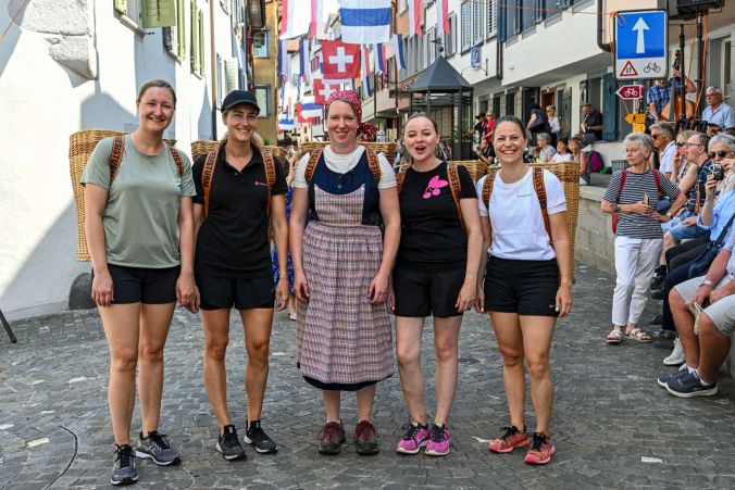 Mit handgeflochtenen Hutten laufen die Frauen am Chriesisturm.