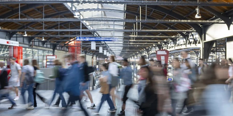 Reisende auf der Passerelle im Bahnhof Basel SBB. (Archivbild)