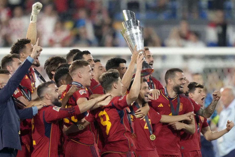 Die Spanier feiern den Titel der Nations League.