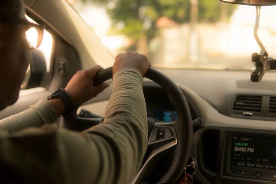 Im Internet kursiert ein Video, indem einem Uber-Fahrer gedroht wird. Der Konzern fordert Massnahmen von den Behörden. (Symbolbild)