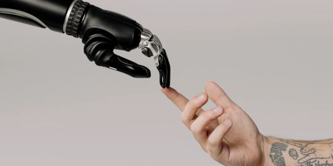 Technik hat grosses Potenzial unser Leben in Zukunft zu vereinfachen. Roboter Mensch Hand Technik