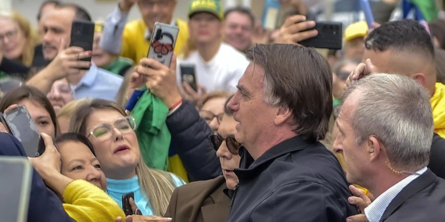 Trotz des Prozesses stehen noch viele Anhänger hinter Brasiliens Ex-Präsident Jair Bolsonaro (M). Foto: Wesley Santos/AP