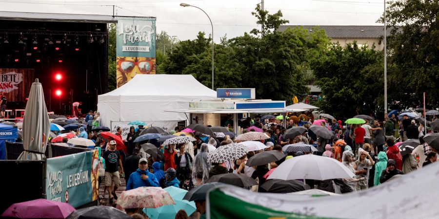 Das Wetter zeigte sich zu Beginn des Leuefäschts nicht von der besten Seite.