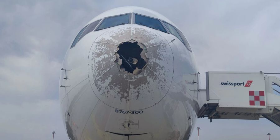 Bei einem Flug von Mailand in die USA wurde eine Boeing der Delta Air Lines stark beschädigt.