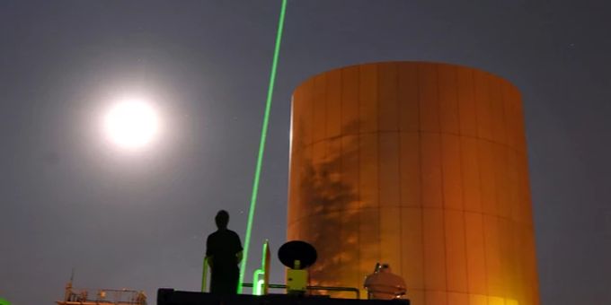 Der «Aeolus»-Satellit: Am Leibniz-Institut für Troposphärenforschung beobachten Mitarbeiter einen Laserstrahl, der Aerosole in der Atmosphäre misst. (Archivbild) aeolus