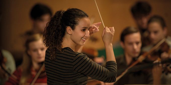 Die französische Schauspielerin Oulaya Amamra schlüpft in «Divertimento» in die Rolle der Zahia Ziouani. Filmcoopi Sommer Kino