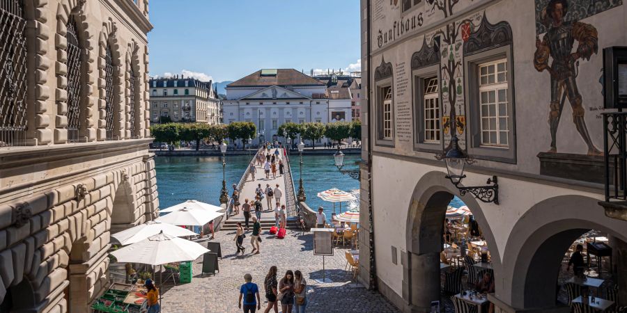 Ausblick auf den Rathaussteg vom Kornmarkt in der Stadt Luzern.