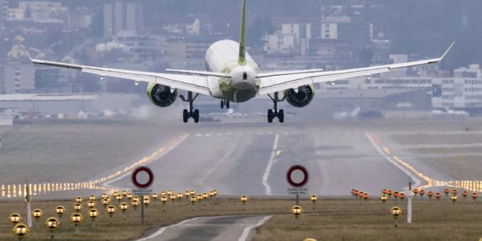 Das Chaos wegen Streiks und Personalmangel an vielen europäischen Flughafen im vergangenen Sommer hat sich spürbar auf die Pünktlichkeit ausgewirkt. Von Juli bis September starteten gut 37 Prozent der Flüge mit Verspätung. (Symbolbild) Das Chaos wegen Streiks und Personalmangel an vielen europäischen Flughafen im vergangenen Sommer hat sich spürbar auf die Pünktlichkeit ausgewirkt. Von Juli bis September starteten gut 37 Prozent der Flüge mit Verspätung. (Symbolbild)