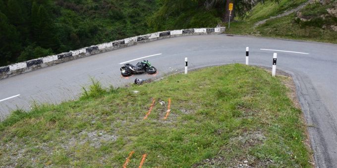 La Punt Chamues-ch GR: Motorradfahrer (19) stürzt Abhang hinunter. La Punt Chamues-ch GR