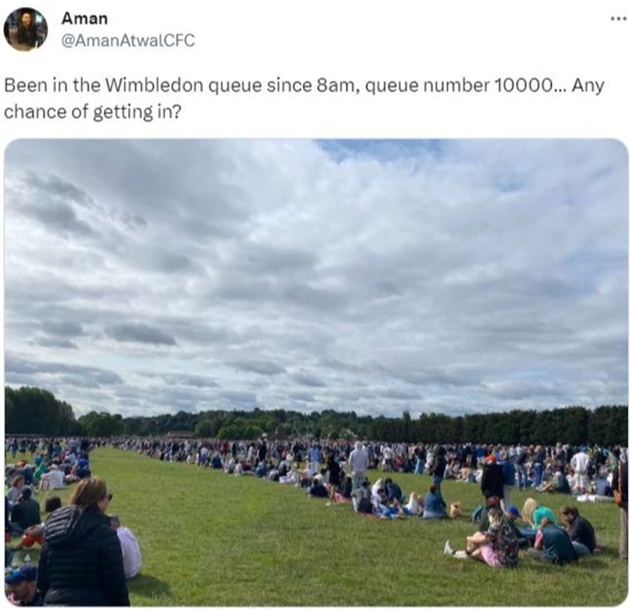 Stundenlang warten die Tennis-Fans in Wimbledon auf den Einlass.