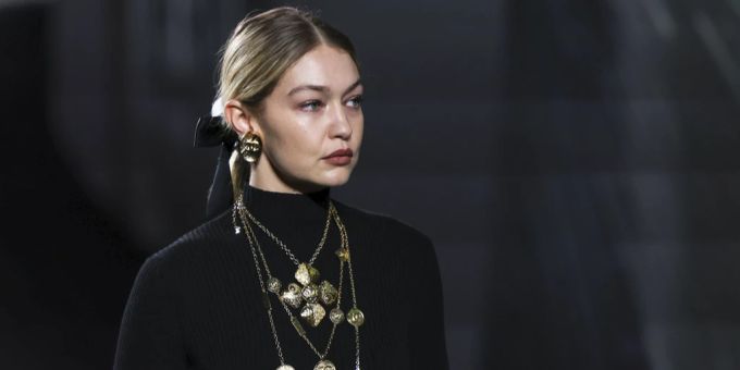 Gigi Hadid auf dem Laufsteg für Chanel in Paris. gigi hadid, bradley cooper