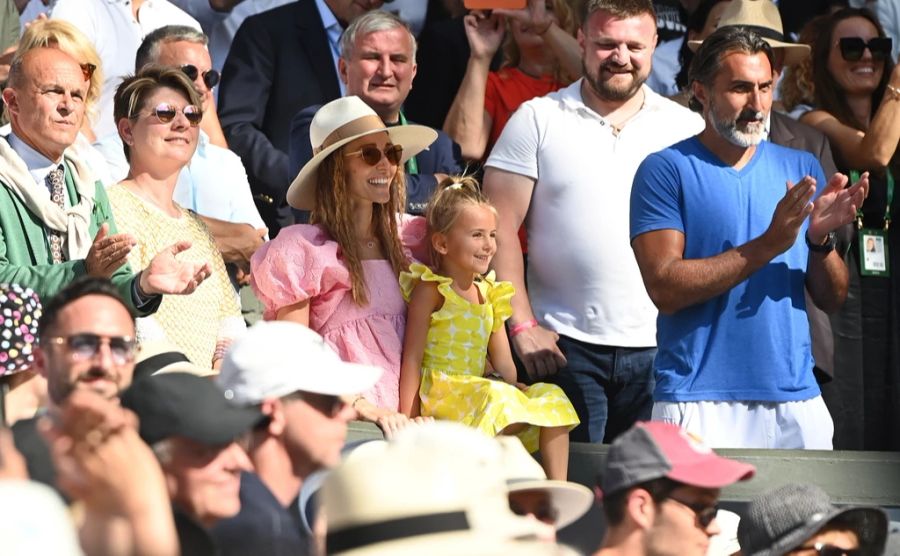 Jelena Djokovic und Töchterchen Tara im Publikum.