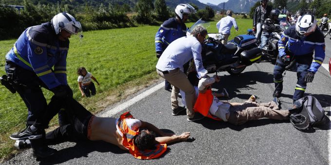 Demonstranten sorgen bei der Tour de France für eine Unterbrechung. Tour de France 2022