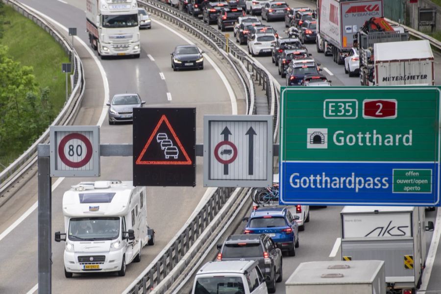 Variable Tempolimits gibt es in der Schweiz bereits, wie auf der Autobahn beim Gotthard-Tunnel zu sehen.