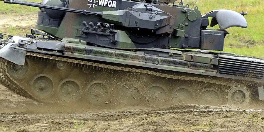 ARCHIV - Ein Flakpanzer vom Typ Gepard fährt auf einem Truppenübungsplatz in Munster über das Gelände. Die Ukraine erhält im Juli die ersten 15 Flugabwehrkanonenpanzer Gepard aus Beständen der deutschen Industrie. Das berichtete Verteidigungsministerin Lambrecht am Freitag der Nachrichtenagentur DPA. Foto: Maurizio Gambarini/dpa