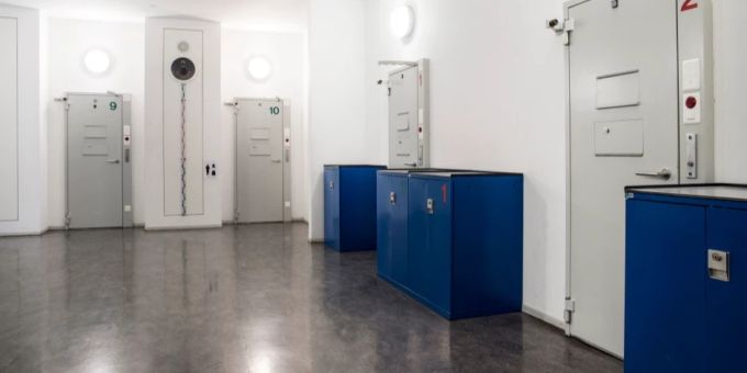 Vier Personen in Gewahrsam genommen.