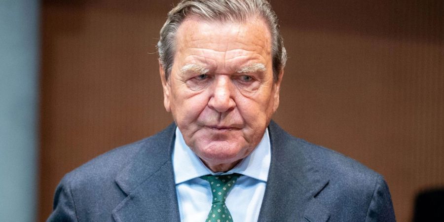 Nach dem russischen Angriffskrieg gegen die Ukraine hat der Druck auf Gerhard Schröder zugenommen.