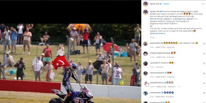 Yamaha-Pilot Toprak Razgatlioglu feiert den Sieg des Superpole-Rennens der Superbike-WM in Donington. Superpole