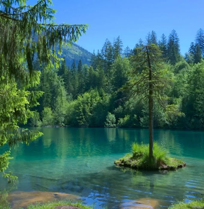 Naturbad gefällig? Im Crestasee gibt's türkisblaues Wasser. crestasee