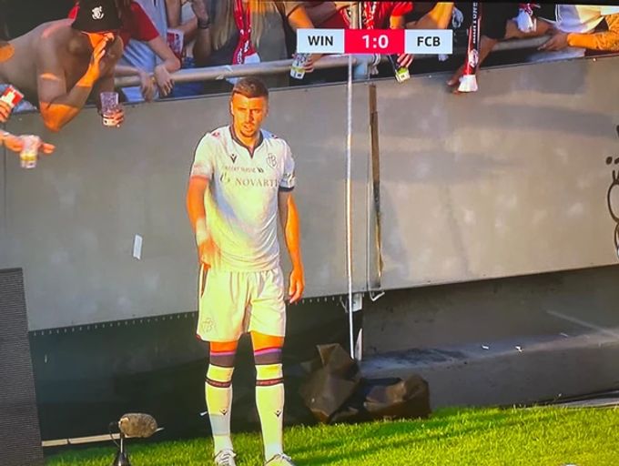 Was ruft dieser Winterthur-Fan beim Eckball FCB-Males wohl ins Ohr? FC Basel Males