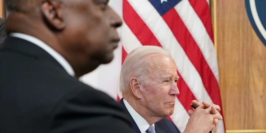 Pentagon-Chef Austin (l.) und Präsident Biden