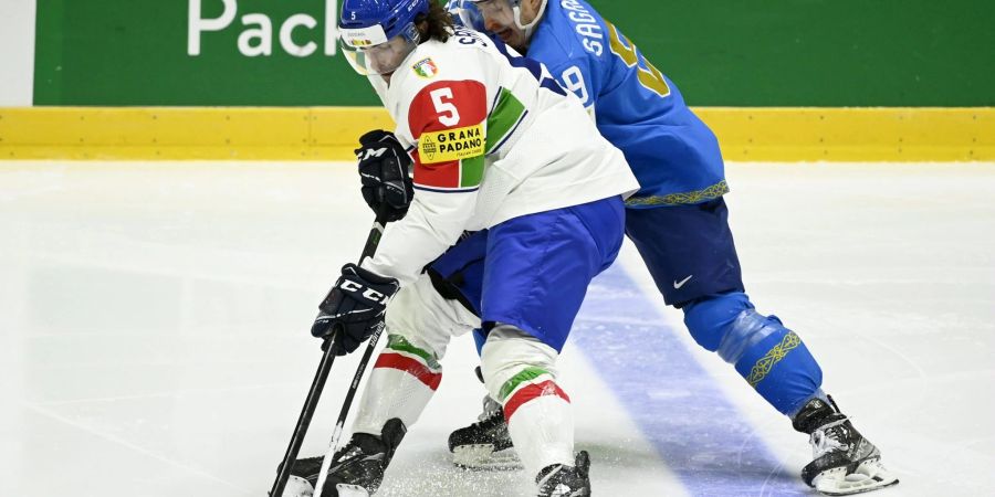 Anton Sagadayev (r) aus Kasachstan kämpft gegen den Italiener Marco Sanna um den Puck.