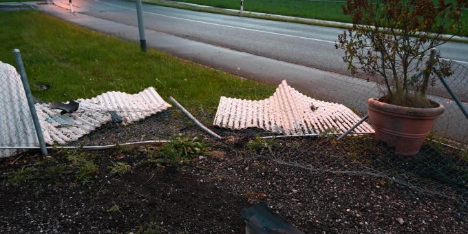 Lenkerin flüchtet nach Kollision mit Maschendrahtzaun Lenkerin flüchtet nach Kollision mit Maschendrahtzaun