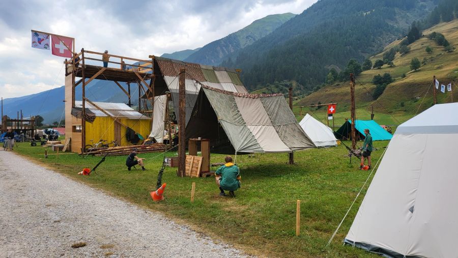 Die riesigen Holz- und Zeltburgen wurden bereits in den vergangenen Tagen aufgestellt.