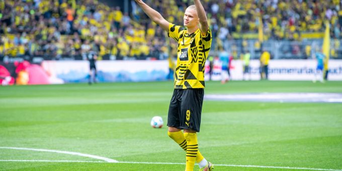 Erling Haaland verabschiedet sich von den BVB-Fans. Erling Haaland verabschiedet sich von den BVB-Fans.