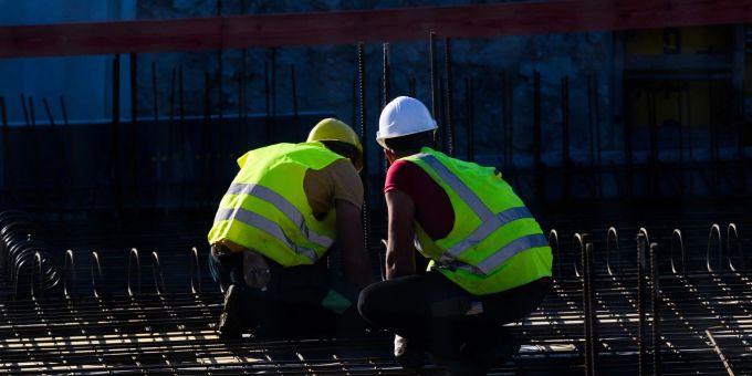Bauarbeiter auf der Baustelle eines Mehrfamilienhauses. bauarbeiter