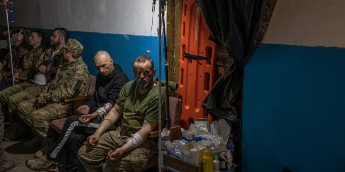 Leicht verwundete ukrainische Soldaten werden in Popsana versorgt. ukraine krieg